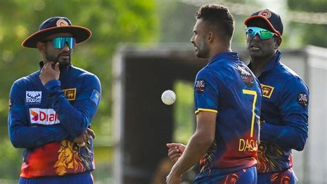 Weakened Sri Lanka bowling under pressure in Naagin derby .